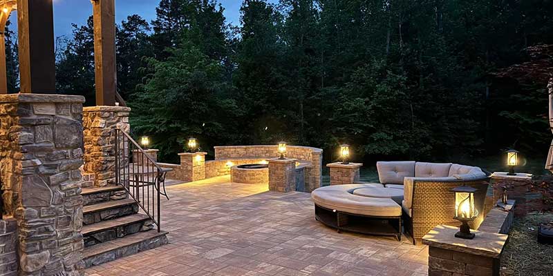 fire pit with a seating wall in a residential property in Kernersville, NC<br />

